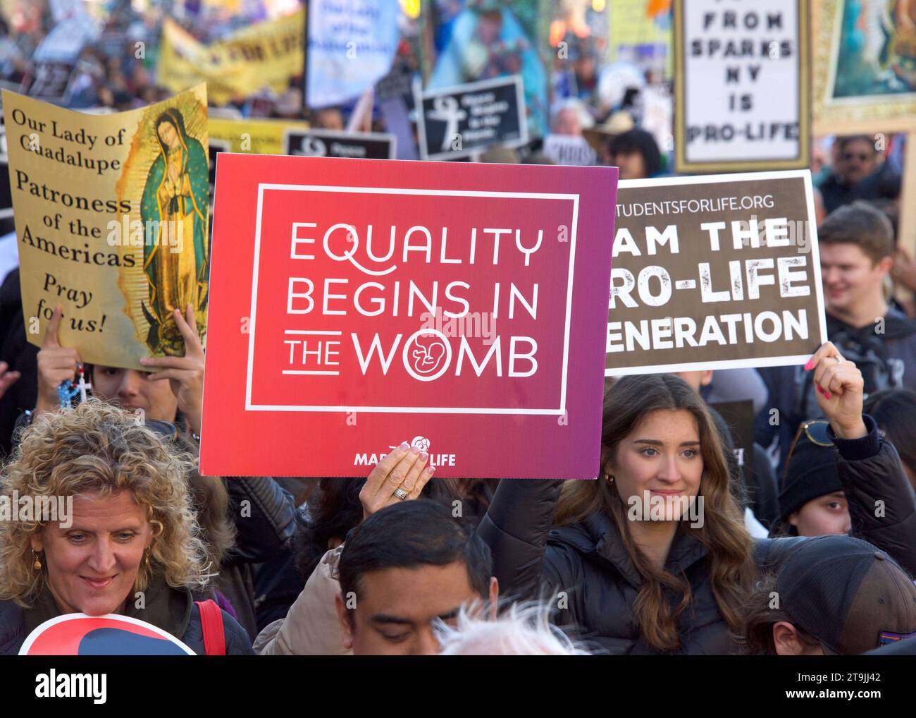San Francisco, CA - 21 gennaio 2023: Partecipanti non identificati alla marcia annuale per la vita, con cartelli e striscioni pro-Life, camminando lungo il mercato Foto Stock