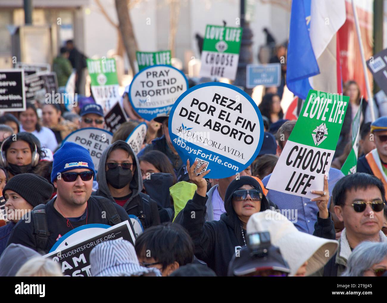 San Francisco, CA - 21 gennaio 2023: Partecipanti non identificati alla marcia annuale per la vita, con cartelli e striscioni pro-Life, camminando lungo il mercato Foto Stock