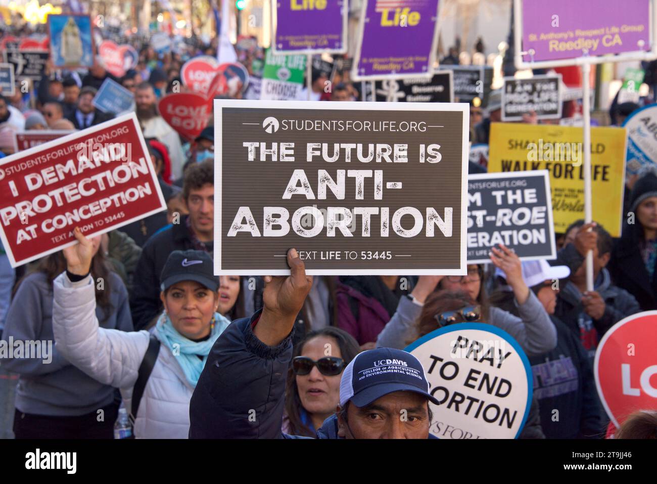 San Francisco, CA - 21 gennaio 2023: Partecipanti non identificati alla marcia annuale per la vita, con cartelli e striscioni pro-Life, camminando lungo il mercato Foto Stock