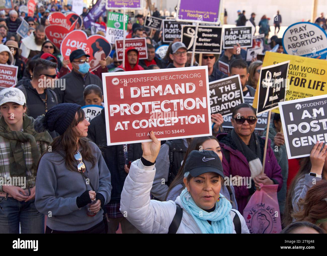 San Francisco, CA - 21 gennaio 2023: Partecipanti non identificati alla marcia annuale per la vita, con cartelli e striscioni pro-Life, camminando lungo il mercato Foto Stock
