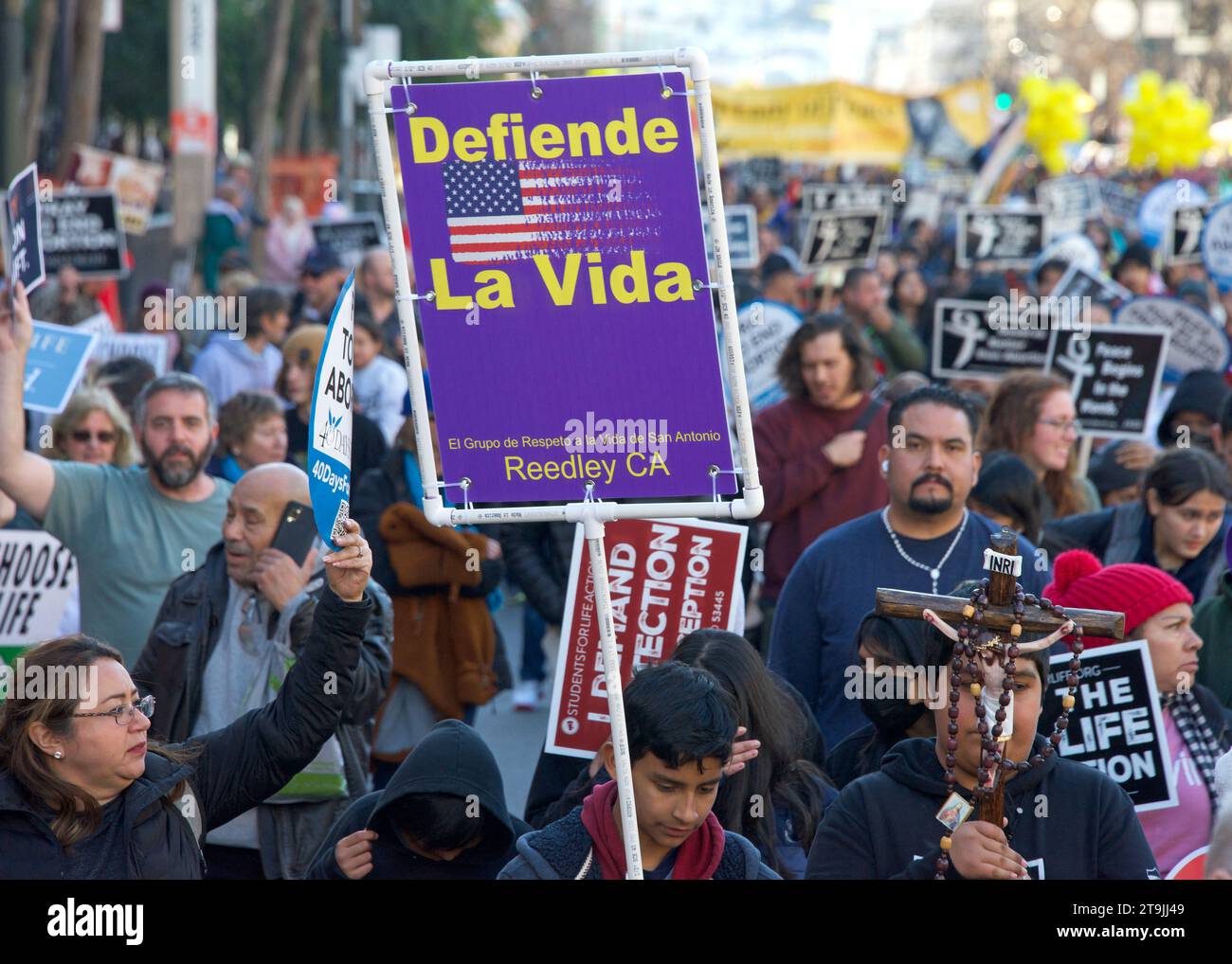 San Francisco, CA - 21 gennaio 2023: Partecipanti non identificati alla marcia annuale per la vita, con cartelli e striscioni pro-Life, camminando lungo il mercato Foto Stock