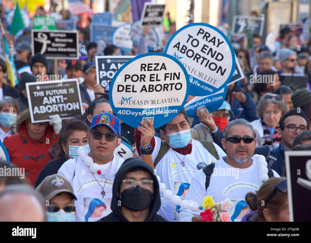 San Francisco, CA - 21 gennaio 2023: Partecipanti non identificati alla marcia annuale per la vita, con cartelli e striscioni pro-Life, camminando lungo il mercato Foto Stock
