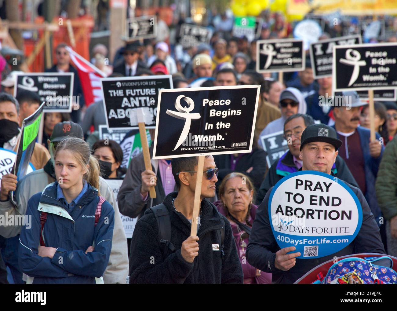 San Francisco, CA - 21 gennaio 2023: Partecipanti non identificati alla marcia annuale per la vita, con cartelli e striscioni pro-Life, camminando lungo il mercato Foto Stock