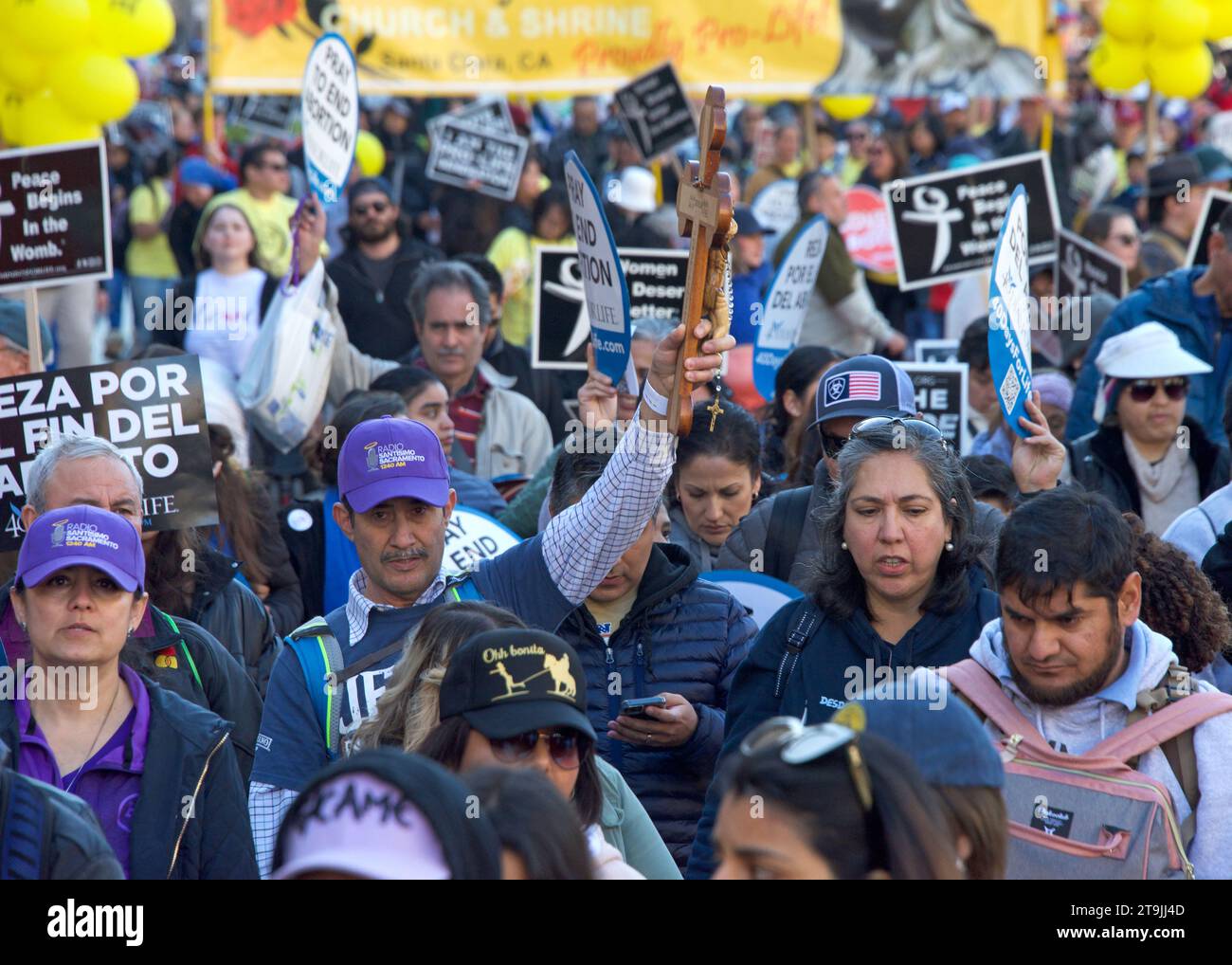 San Francisco, CA - 21 gennaio 2023: Partecipanti non identificati alla marcia annuale per la vita, con cartelli e striscioni pro-Life, camminando lungo il mercato Foto Stock