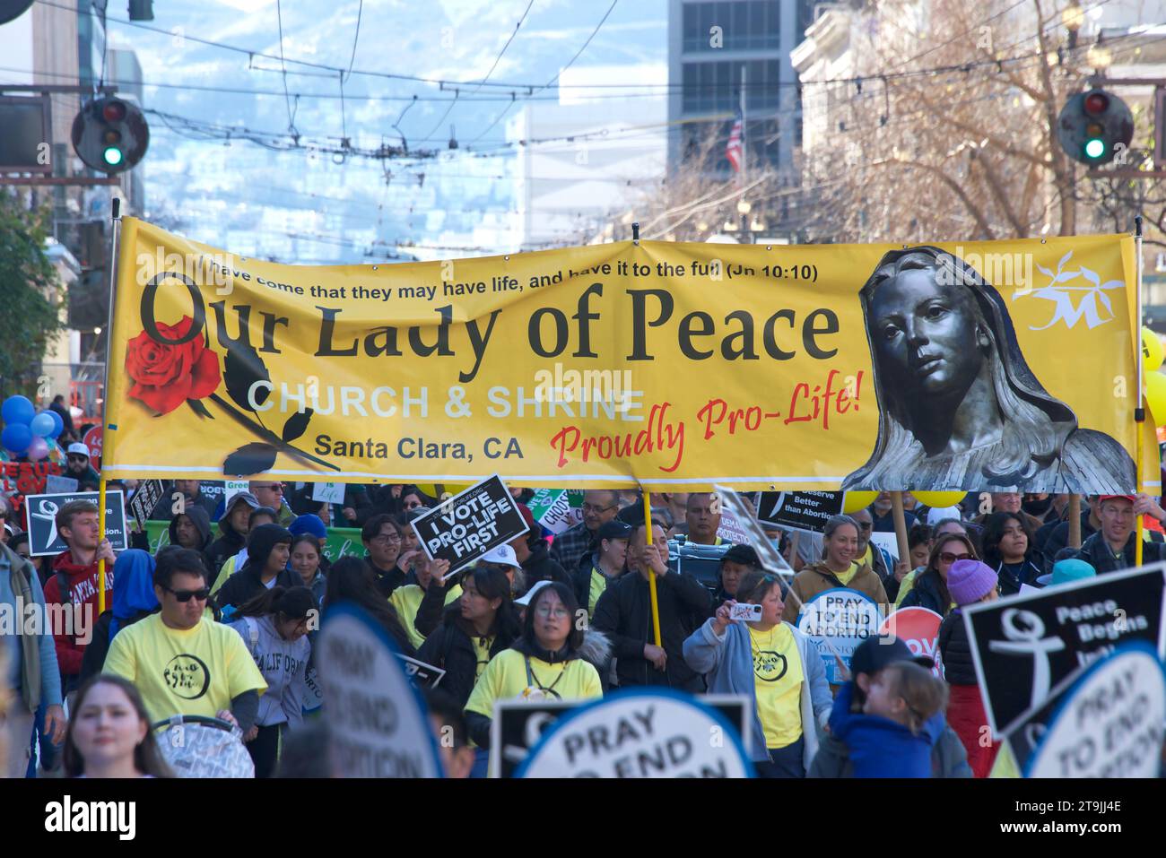 San Francisco, CA - 21 gennaio 2023: Partecipanti non identificati alla marcia annuale per la vita, con cartelli e striscioni pro-Life, camminando lungo il mercato Foto Stock