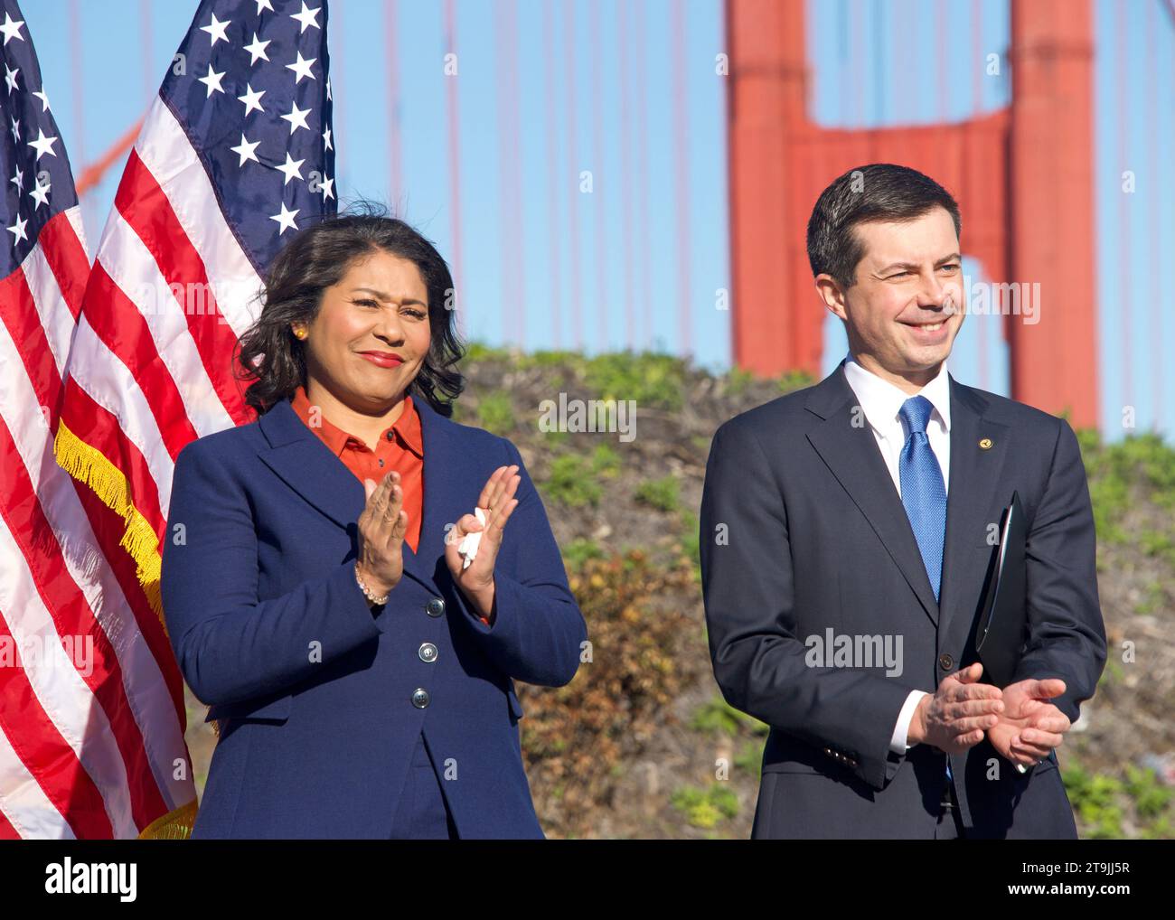 San Francisco, CA - 23 gennaio 2023: Il sindaco London Breed e Pete Buttigieg a una conferenza stampa di fronte al GGB, evidenziando i governatori federali Foto Stock