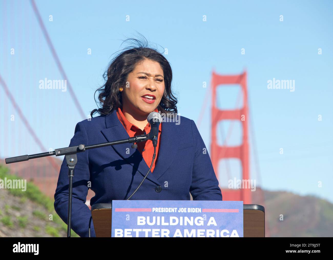 San Francisco, CA - 23 gennaio 2023: Il sindaco London Breed parla a una conferenza stampa davanti al GGB, evidenziando gli investimenti dei governi federali Foto Stock