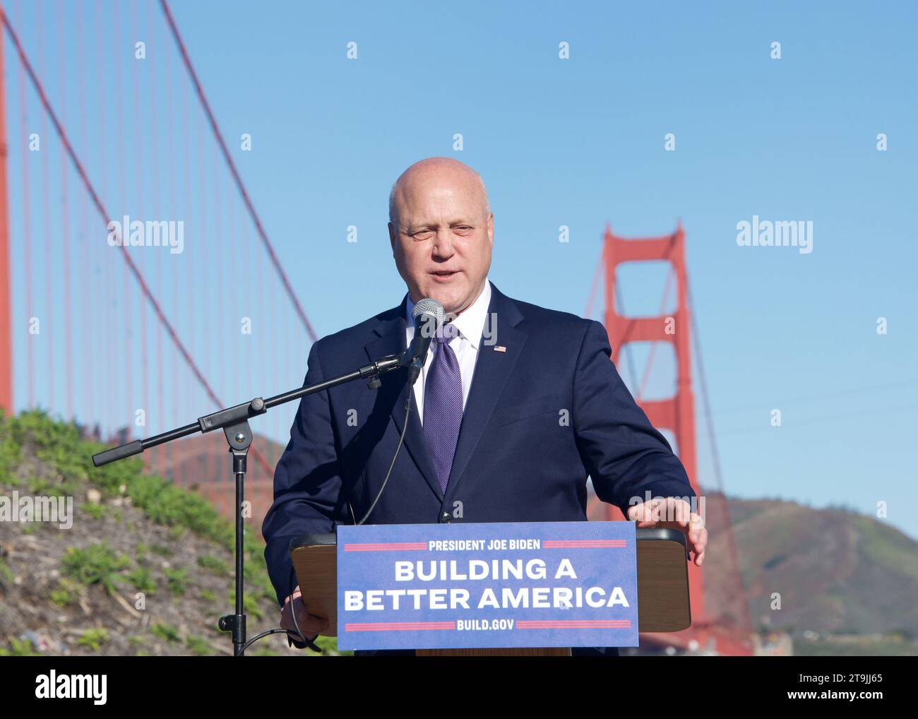San Francisco, CA - 23 gennaio 2023: Mitch Landrieu, Senior Advisor del Presidente per le infrastrutture, parla degli investimenti federali in Foto Stock