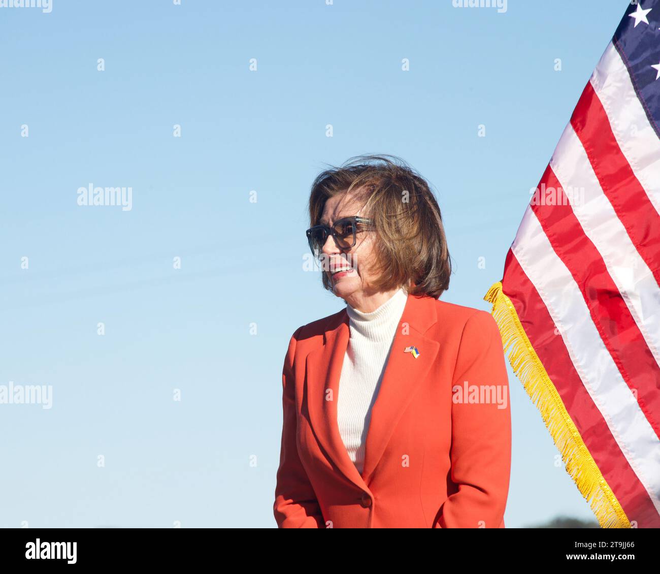 San Francisco, CA - 23 gennaio 2023: Ex presidente della camera dei rappresentanti Nancy Pelosi a un Press Conf di fronte al GGB. Mettere in evidenza i governi FED inv Foto Stock