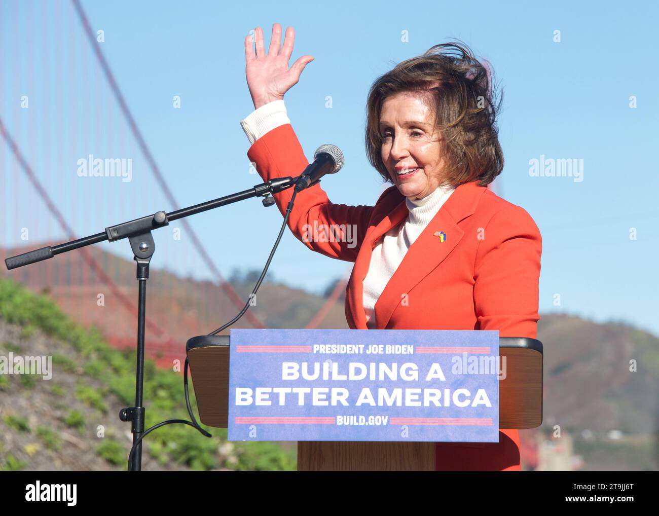 San Francisco, CA - 23 gennaio 2023: Ex presidente della camera dei rappresentanti Nancy Pelosi a un Press Conf di fronte al GGB. Mettere in evidenza i governi FED inv Foto Stock