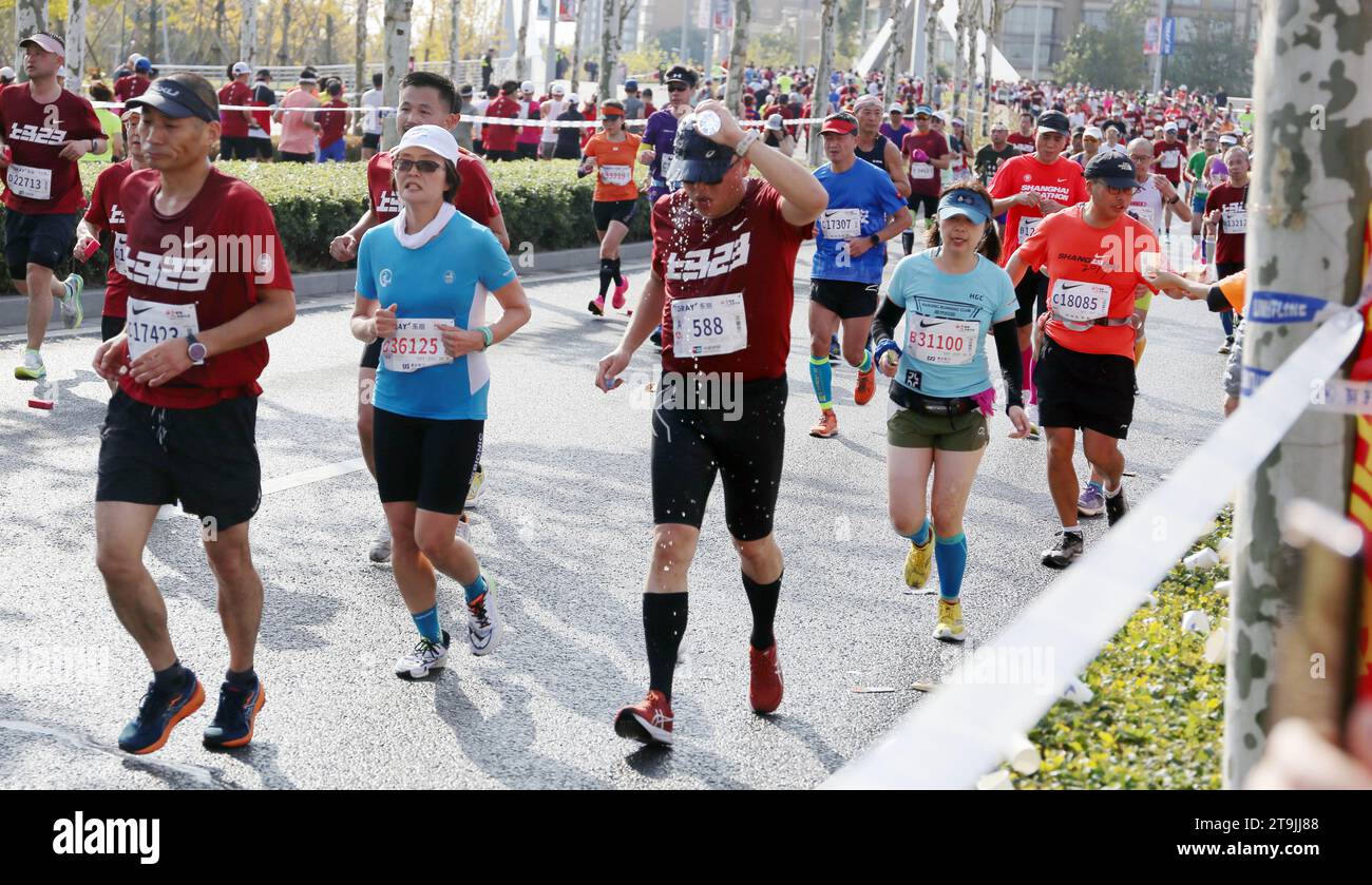 SHANGHAI, CINA - 26 NOVEMBRE 2023 - i corridori gareggiano nella Shanghai International Marathon a Shanghai, Cina, 26 novembre 2023. Foto Stock