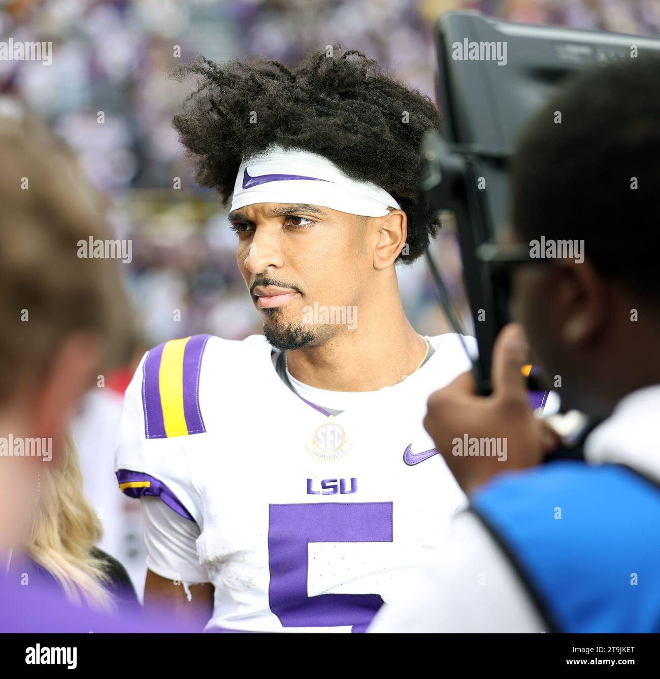 Baton Rouge, USA. 25 novembre 2023. Il quarterback dei LSU Tigers Jayden Daniels (5) parla con un reporter di ESPN durante la conclusione della loro vittoria del 42-30 sulla Texas A&M al Tiger Stadium di Baton Rouge, Louisiana, sabato 25 novembre 2023. (Foto di Peter G. Forest/Sipa USA) credito: SIPA USA/Alamy Live News Foto Stock