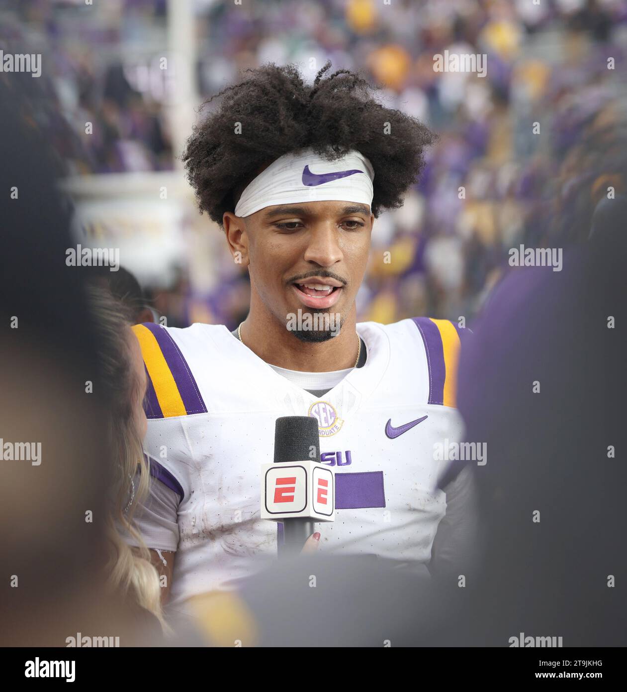 Baton Rouge, USA. 25 novembre 2023. Il quarterback dei LSU Tigers Jayden Daniels (5) parla con un reporter di ESPN durante la conclusione della loro vittoria del 42-30 sulla Texas A&M al Tiger Stadium di Baton Rouge, Louisiana, sabato 25 novembre 2023. (Foto di Peter G. Forest/Sipa USA) credito: SIPA USA/Alamy Live News Foto Stock