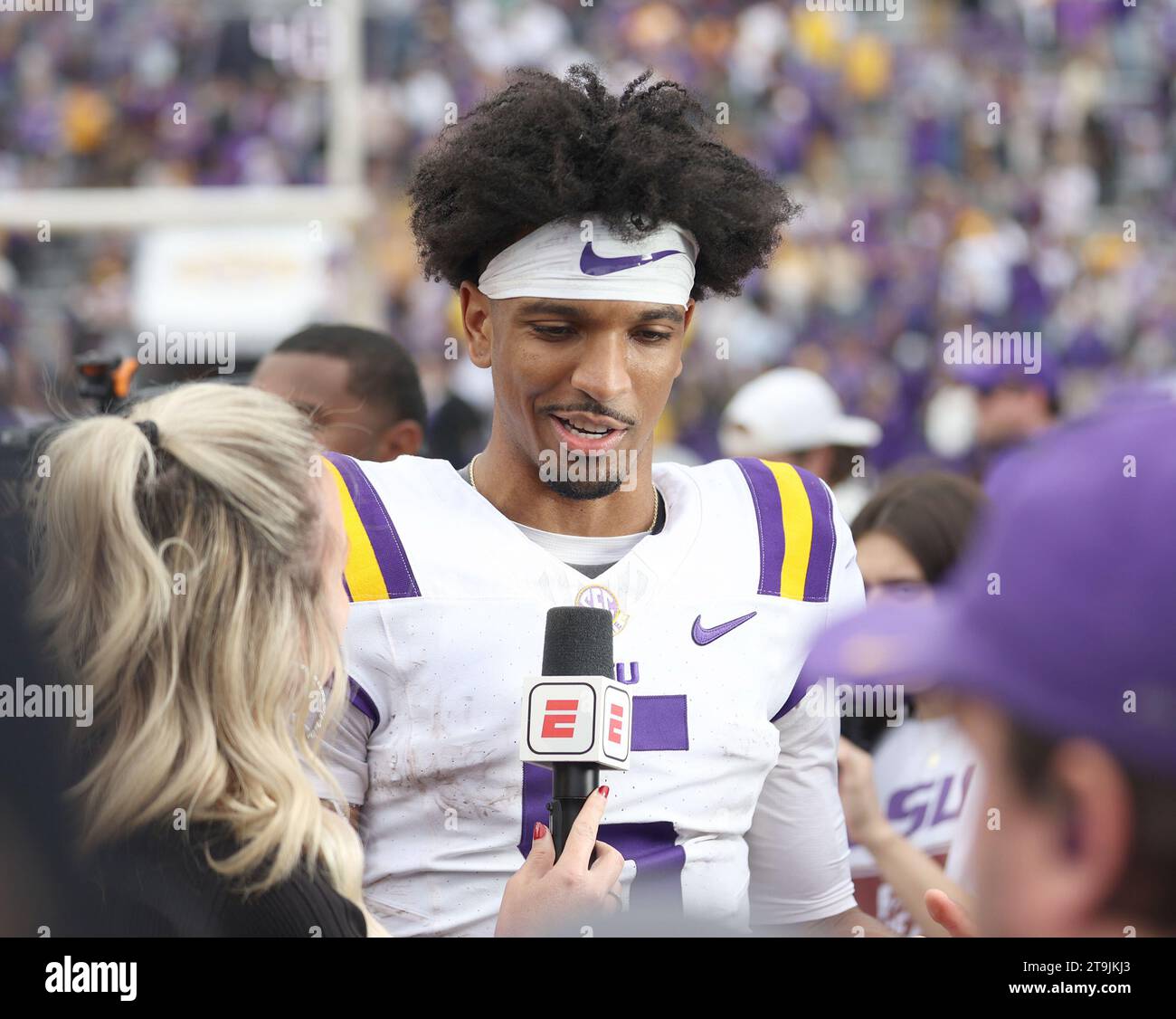 Baton Rouge, USA. 25 novembre 2023. Il quarterback dei LSU Tigers Jayden Daniels (5) parla con un reporter di ESPN durante la conclusione della loro vittoria del 42-30 sulla Texas A&M al Tiger Stadium di Baton Rouge, Louisiana, sabato 25 novembre 2023. (Foto di Peter G. Forest/Sipa USA) credito: SIPA USA/Alamy Live News Foto Stock