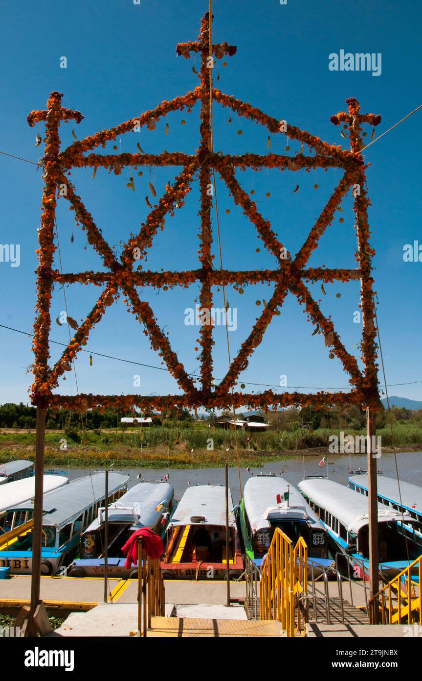 Il giorno del cimitero dei morti - l'isola di Janitzio a Michoacan, Messico, è accessibile solo in barca dal molo di Patzcuaro. La città si trova in cima a una collina, sopra Foto Stock