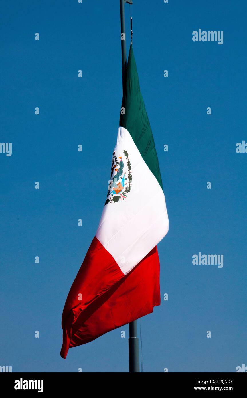 Bandiera messicana, bandiera nazionale del Messico che sventola contro il cielo blu Foto Stock