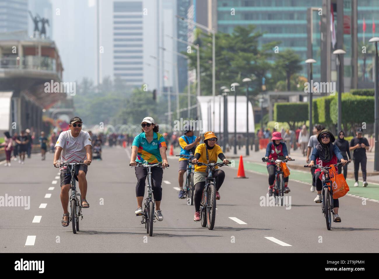 Giacarta, Indonesia - 26 novembre 2023: Persone che si esercitano durante la giornata senza auto a Giacarta, Indonesia, il 26 novembre 2023. Foto Stock
