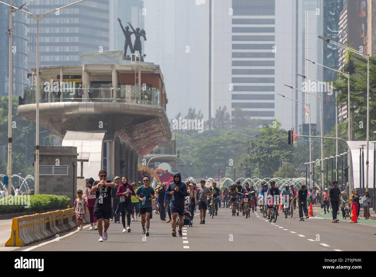 Giacarta, Indonesia - 26 novembre 2023: Persone che si esercitano durante la giornata senza auto a Giacarta, Indonesia, il 26 novembre 2023. Foto Stock