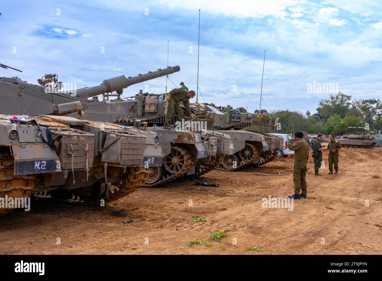 23 novembre 2033 forze corazzate israeliane parcheggiate alla periferia della Striscia di Gaza preparandosi ad entrare per liberare i civili rapiti e. Foto Stock