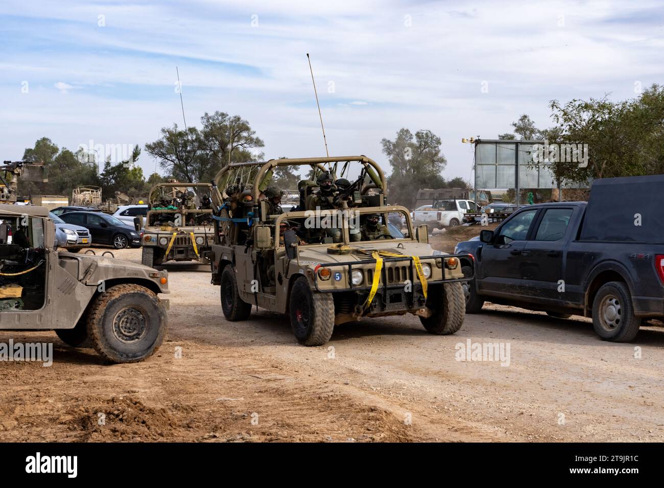 23 novembre 2033 forze corazzate israeliane parcheggiate alla periferia della Striscia di Gaza preparandosi ad entrare per liberare i civili rapiti e. Foto Stock