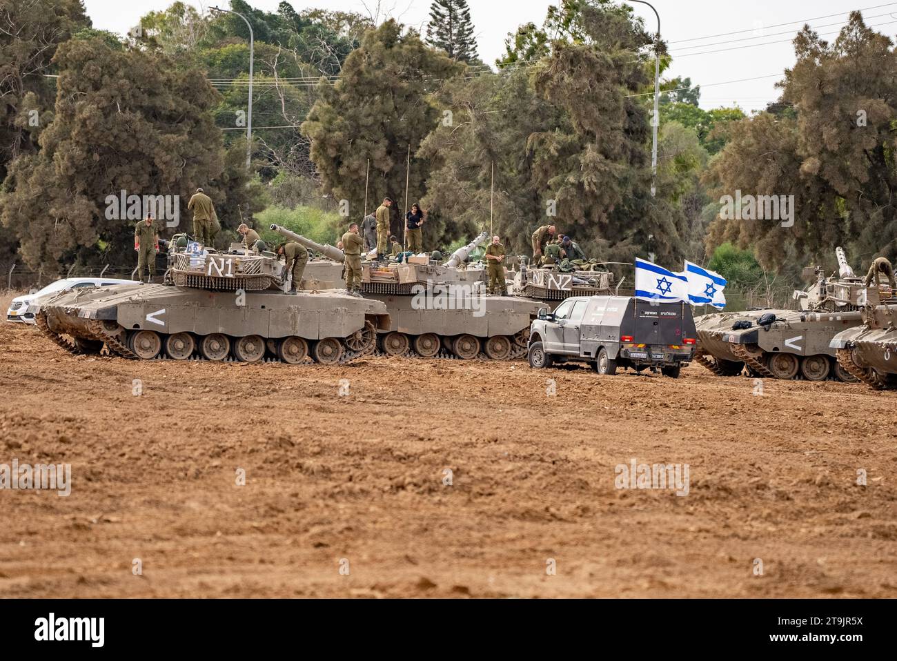 23 novembre 2033 forze corazzate israeliane parcheggiate alla periferia della Striscia di Gaza preparandosi ad entrare per liberare i civili rapiti e. Foto Stock