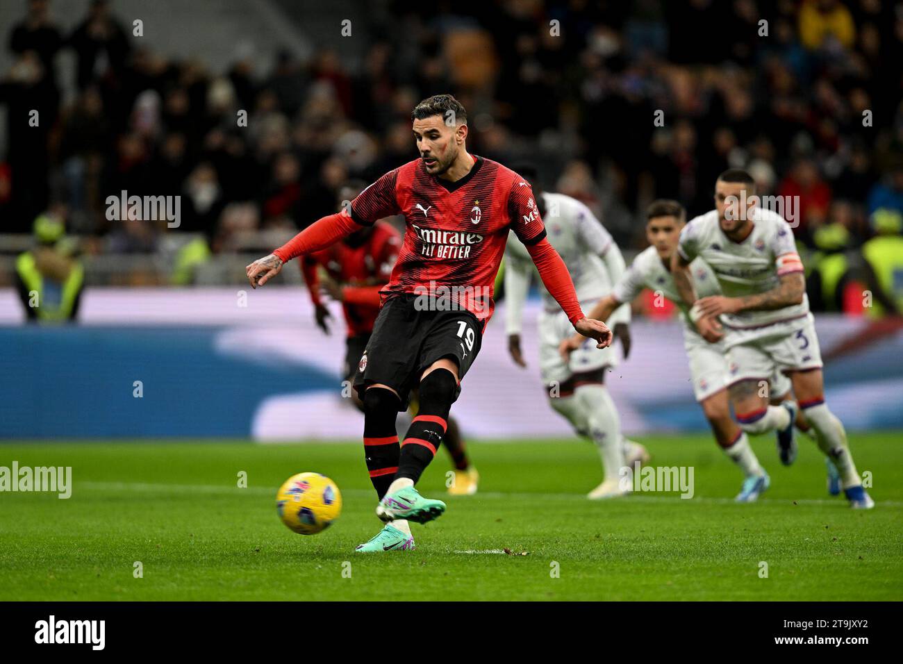 Milano, Italia. 25 novembre 2023. Theo Hernandez del Milan segna il suo gol durante una partita di serie A tra AC Milan e Fiorentina a Milano, 25 novembre 2023. Credito: Alberto Lingria/Xinhua/Alamy Live News Foto Stock