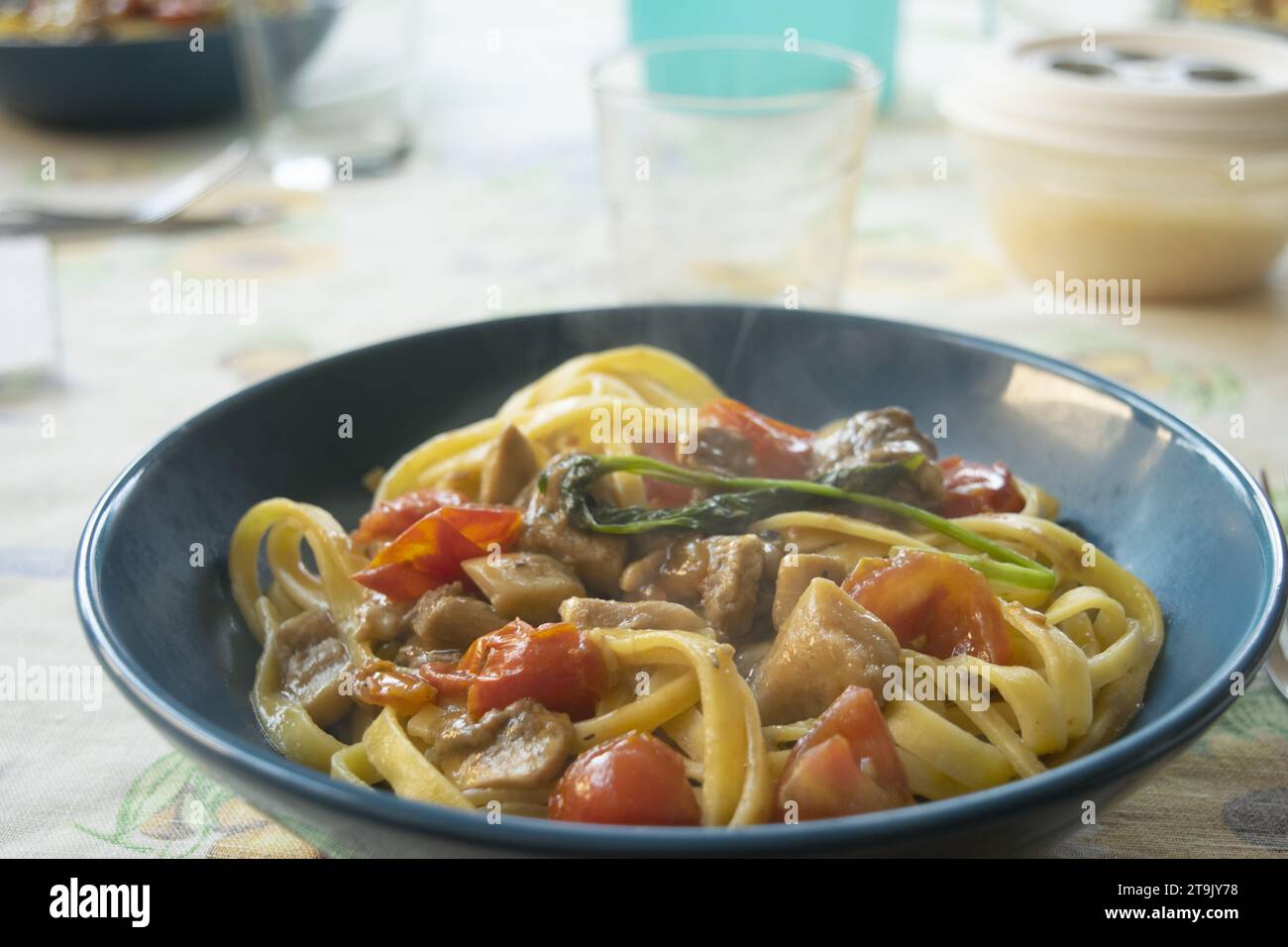 tagliatelle all'uovo con funghi porcini e pomodori ciliegini Foto Stock