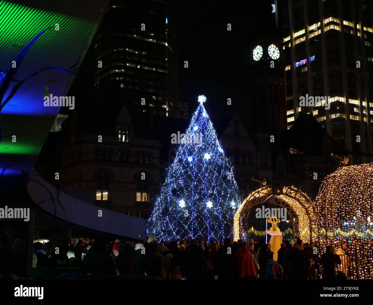 Toronto, Canada. 25 novembre 2023. La gente parteciperà alla cerimonia ufficiale di illuminazione dell'albero di Natale di Toronto alla 57a cavalcata annuale di luci a Toronto, Ontario, Canada, il 25 novembre 2023. (Foto di Arrush Chopra/NurPhoto) credito: NurPhoto SRL/Alamy Live News Foto Stock