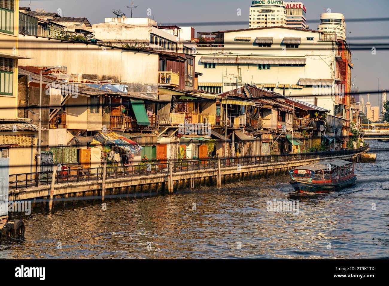 Öffentliches Boot auf dem Khlong Saen Saep Kanal a Bangkok, Thailandia, Asien | barca pubblica sul canale Khlong Saen Saep a Bangkok, Thailandia, Asia Foto Stock