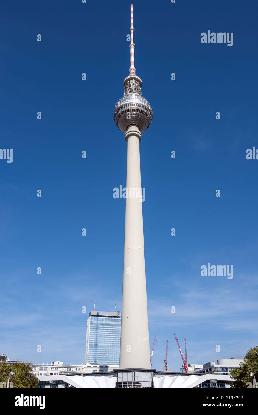 La famosa Torre della televisione di Berlino di fronte a un cielo blu Foto Stock