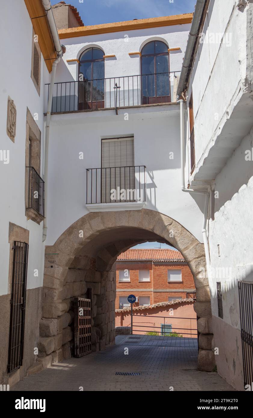 Porta Virgen de la Guia. Vista dal centro città. Accesso al contenitore a parete Coria. Caceres, Estremadura, Spagna Foto Stock