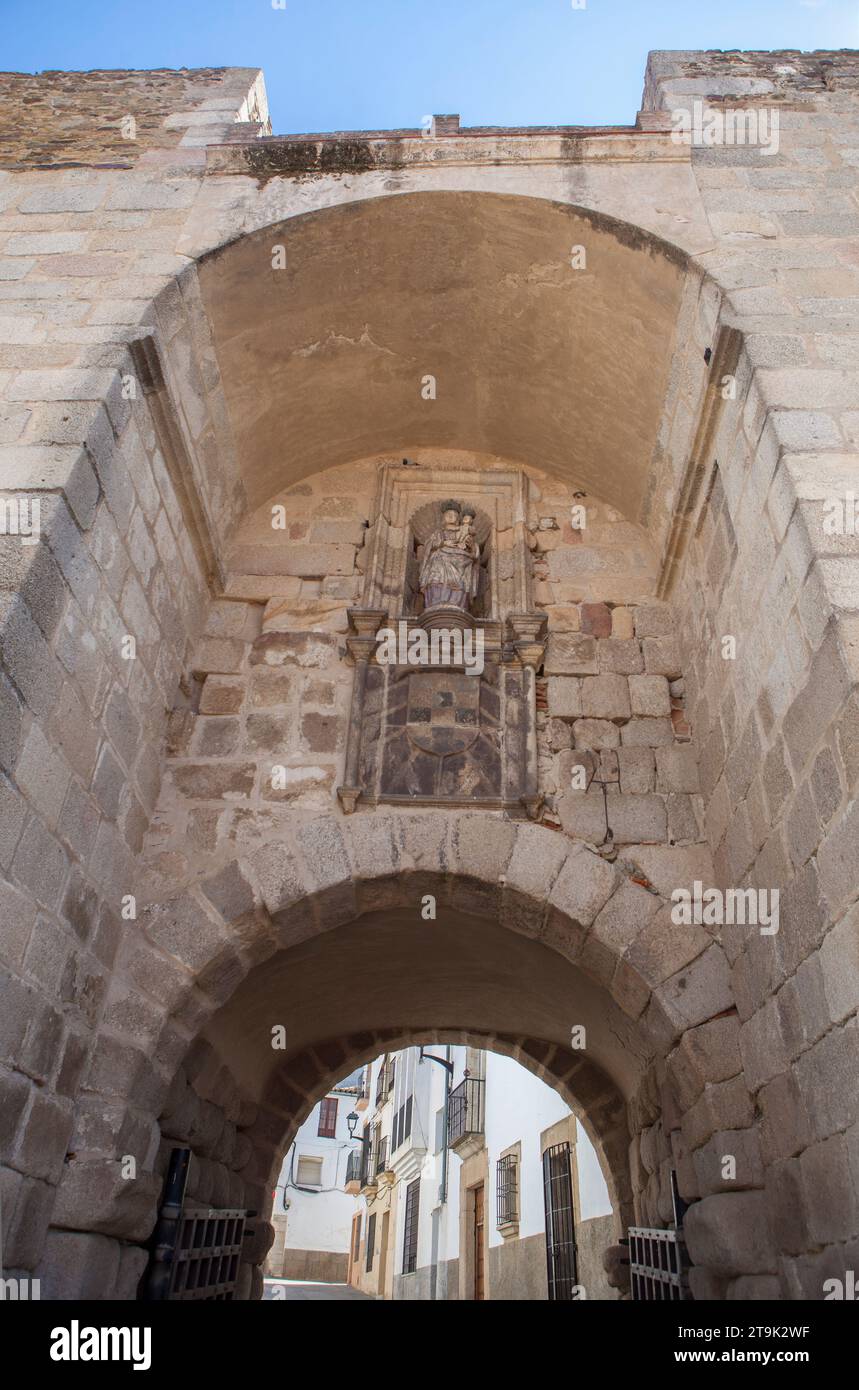 Porta Virgen de la Guia. Vista dall'esterno della città. Accesso al contenitore a parete Coria. Caceres, Estremadura, Spagna Foto Stock