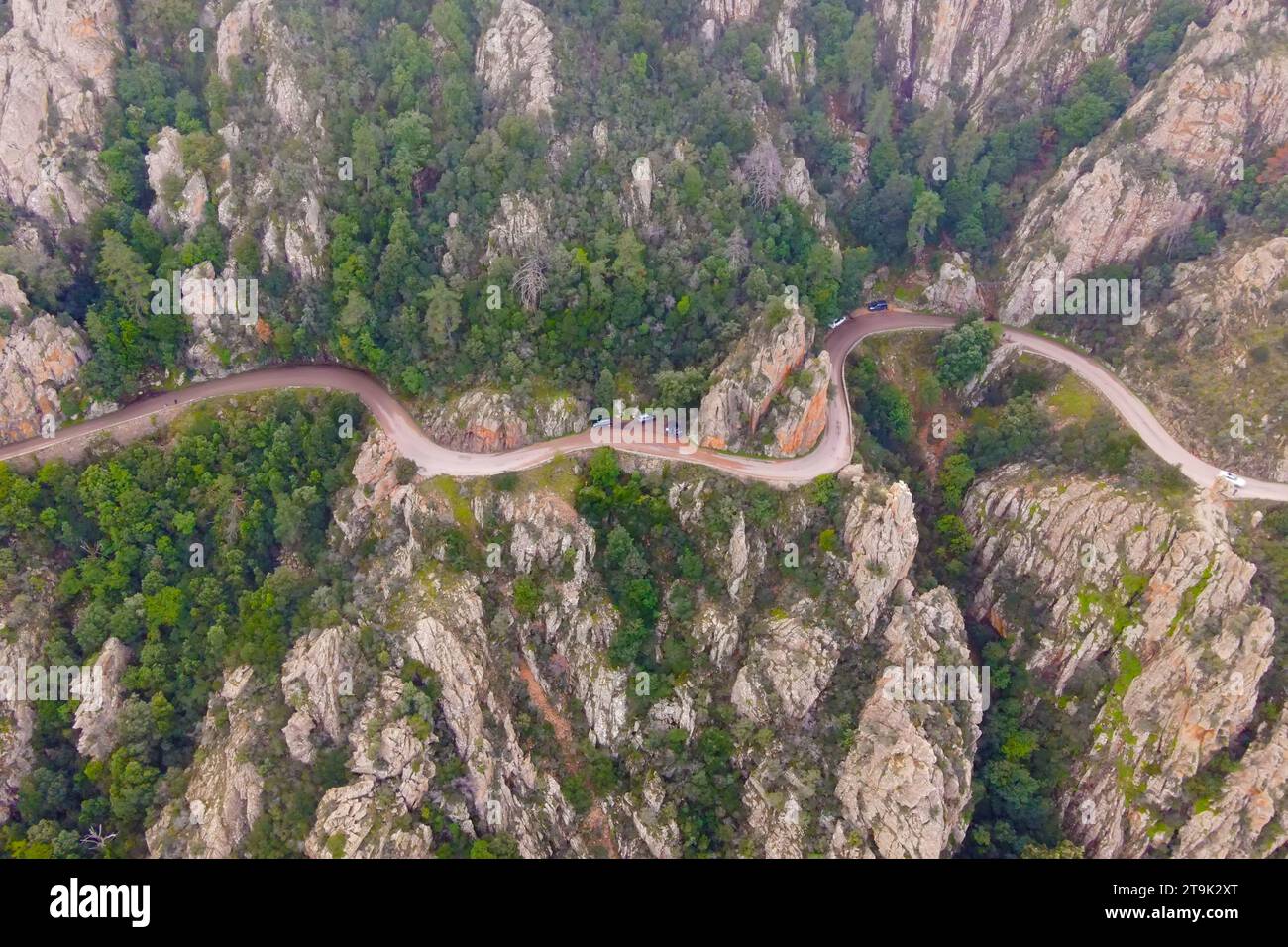 Le strade tortuose che attraversano le magnifiche insenature di piana, patrimonio dell'umanità dell'UNESCO in Corsica, Francia. Foto Stock