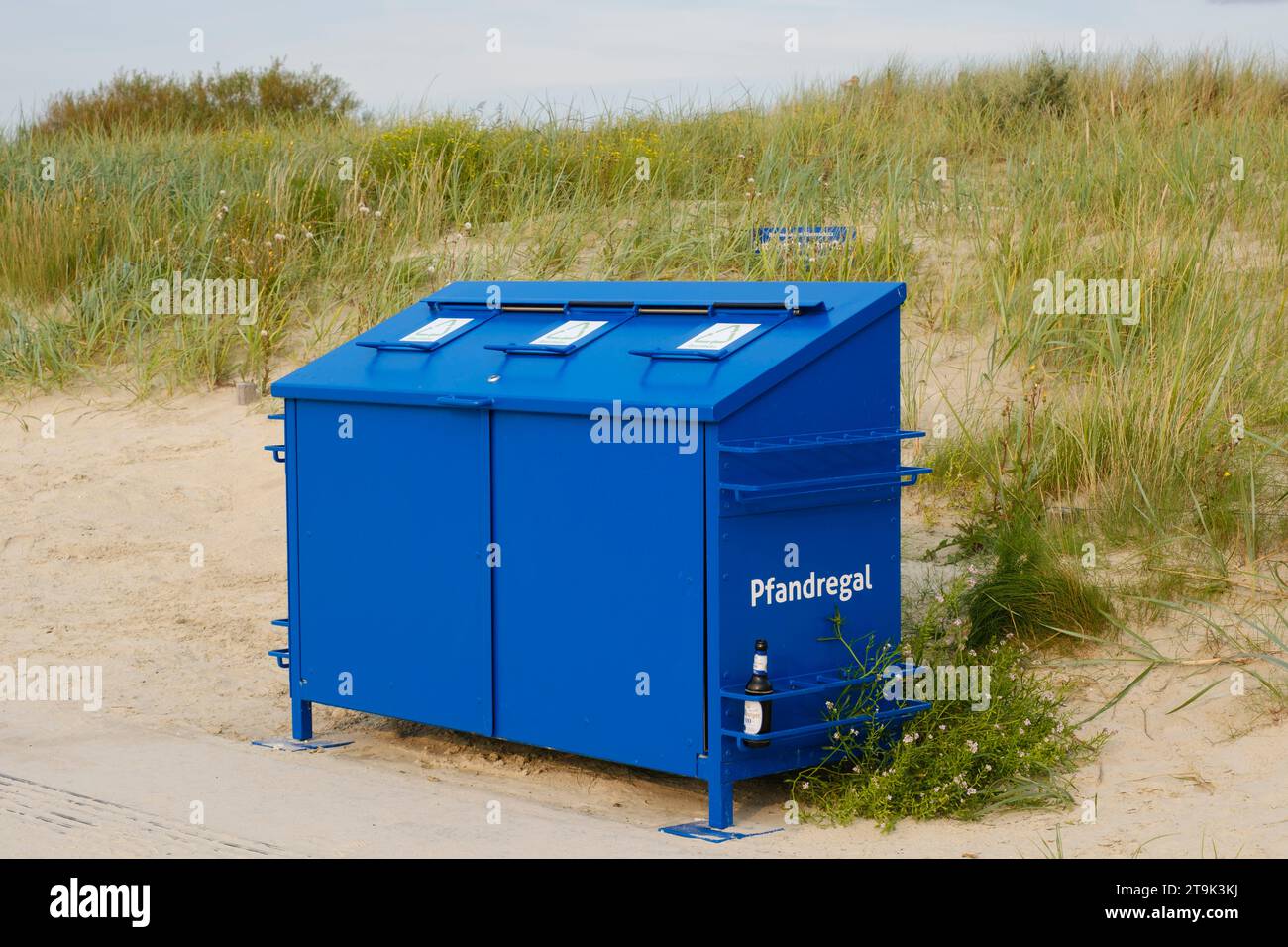 Contenitore dei rifiuti in spiaggia Foto Stock