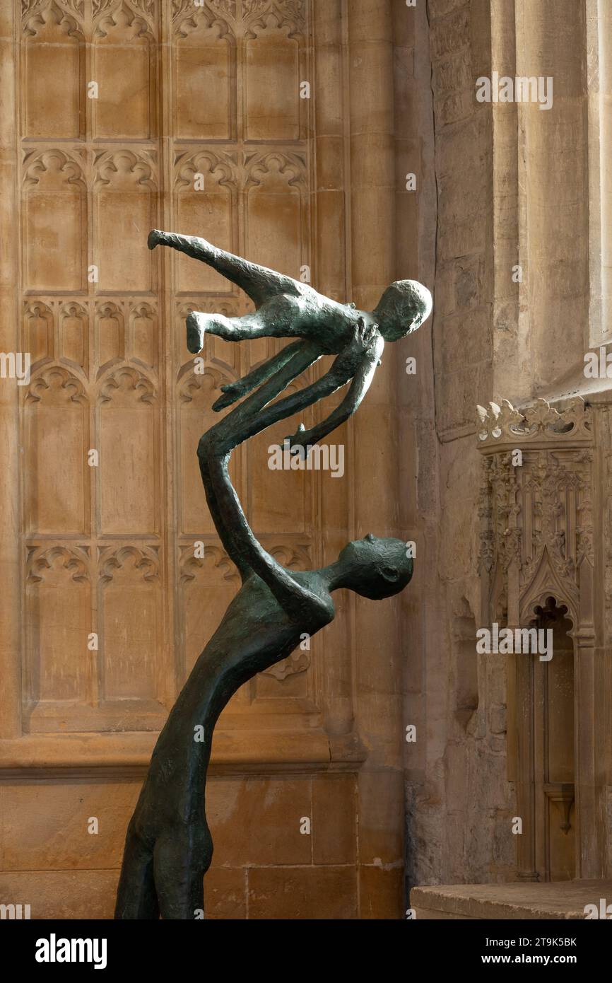 Scultura di un padre orgoglioso di Ginny Coates, St. John the Baptist Church, Burford, Oxfordshire, Regno Unito Foto Stock