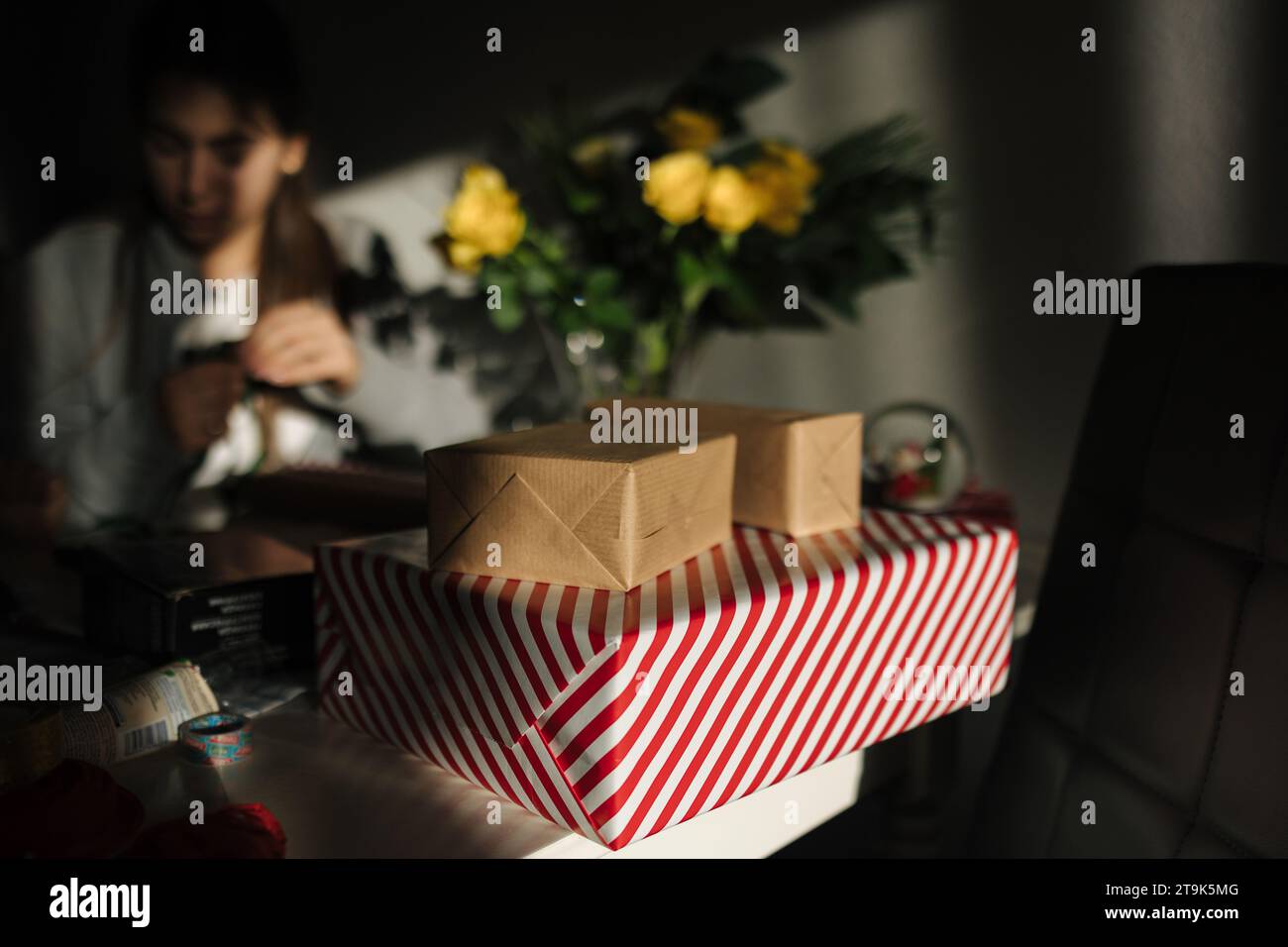 Regali di Natale sul tavolo. Preparazione della confezione regalo per le vacanze Foto Stock