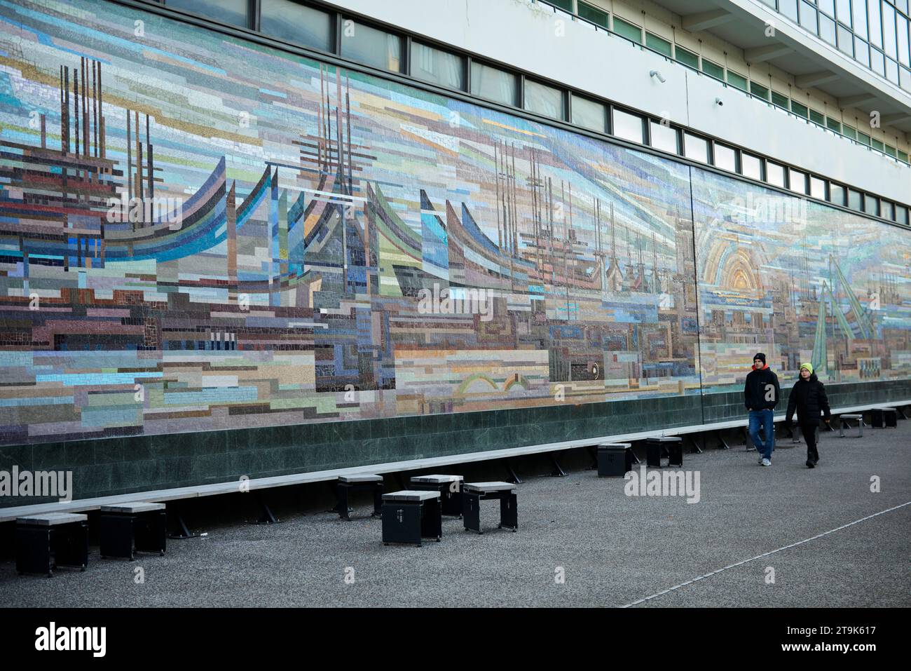 Reykjavik, capitale dell'Islanda, grande mosaico del porto murale di Gerður Helgadóttir. Foto Stock