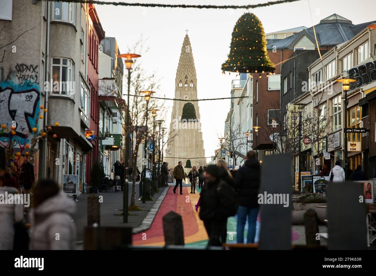 La capitale islandese Reykjavik Rainbow Street è stata dipinta per celebrare il Reykjavik Gay Pride Foto Stock