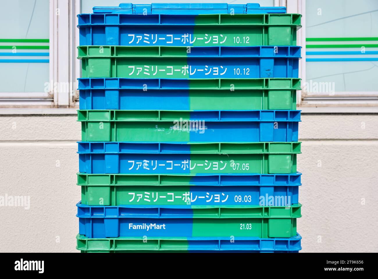 Casse di plastica FamilyMart, impilate; Giappone Foto Stock