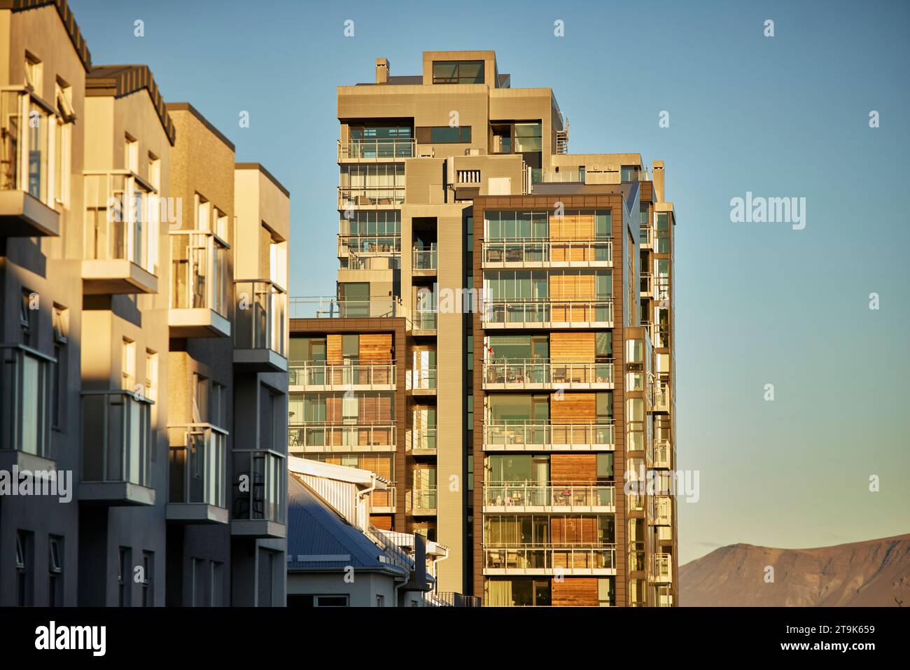 Capitale islandese Reykjavik TownAppartamento Reykjavik moderno edificio di appartamenti sulla costa Foto Stock