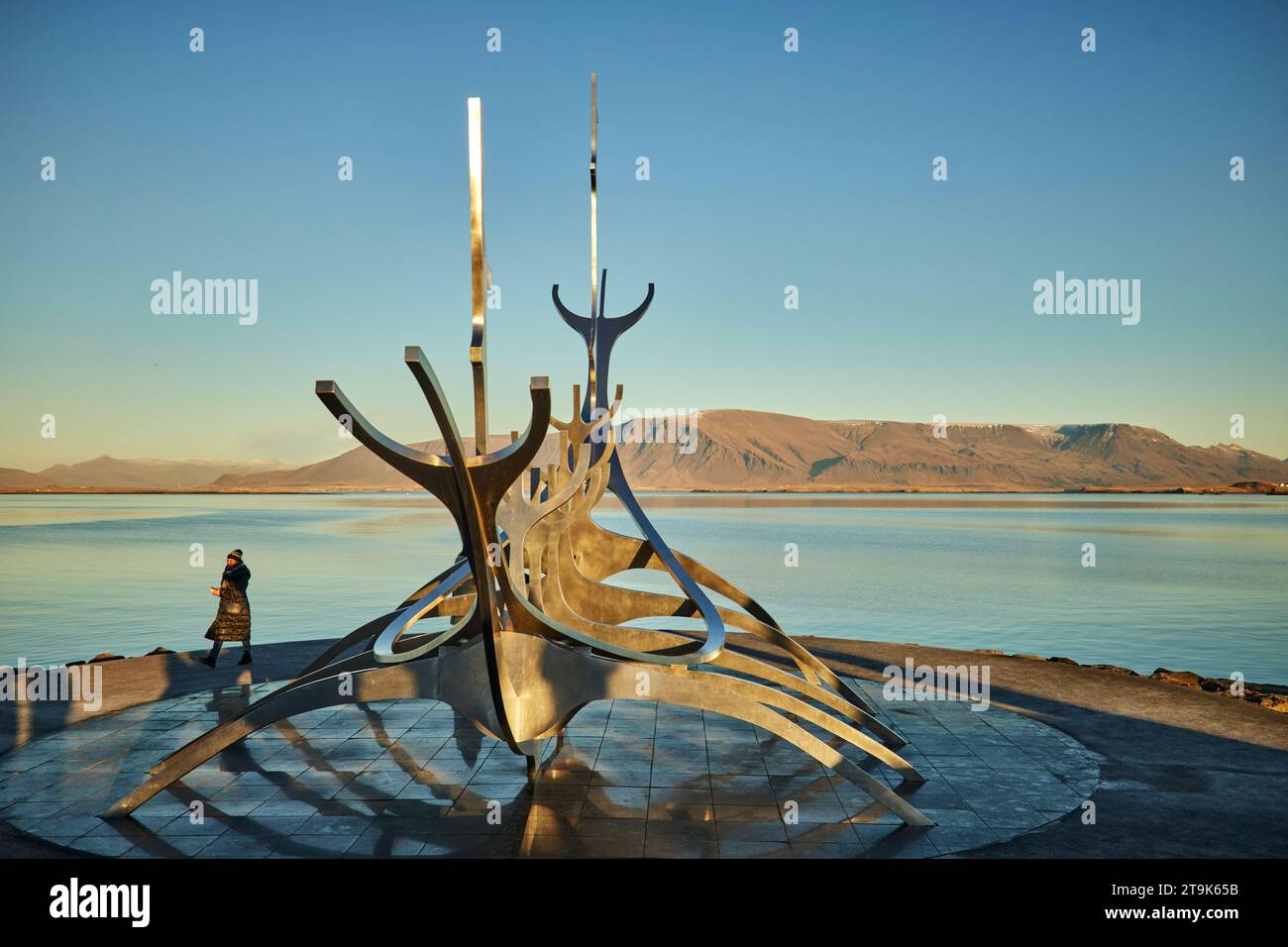 Reykjavik, capitale dell'Islanda, Sun Voyager, scultura in acciaio inossidabile di una barca di Jón Gunnar Árnason Foto Stock
