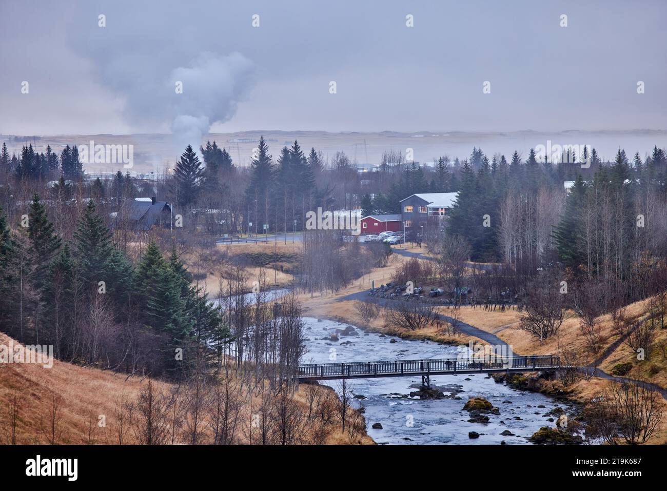 Villaggio islandese geotermicamente attivo Hveragerði con pori di vapore dal suolo, fiume Varmá Foto Stock