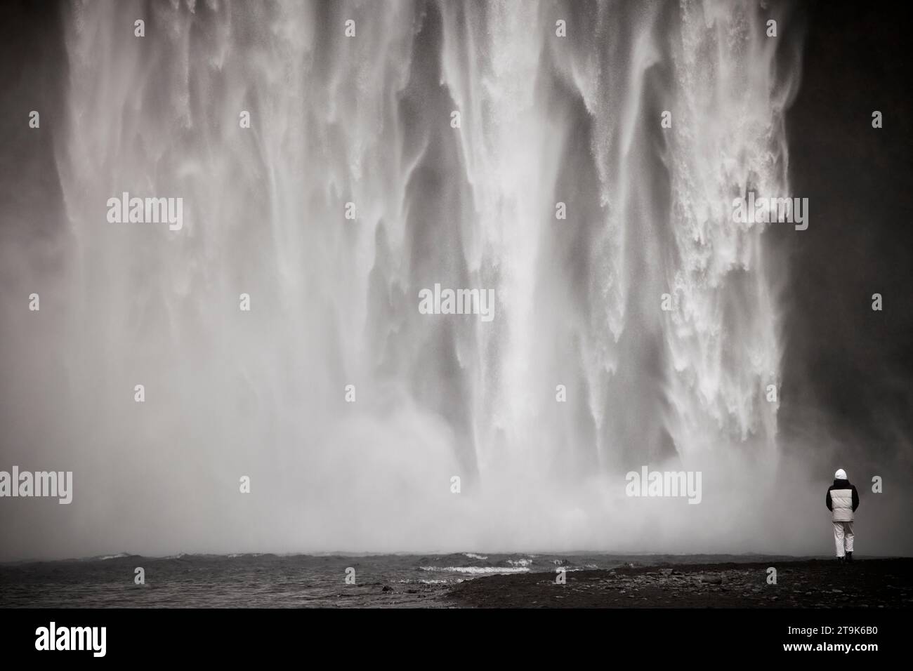 Skógafoss ampia cascata islandese e il fiume Skógá Foto Stock