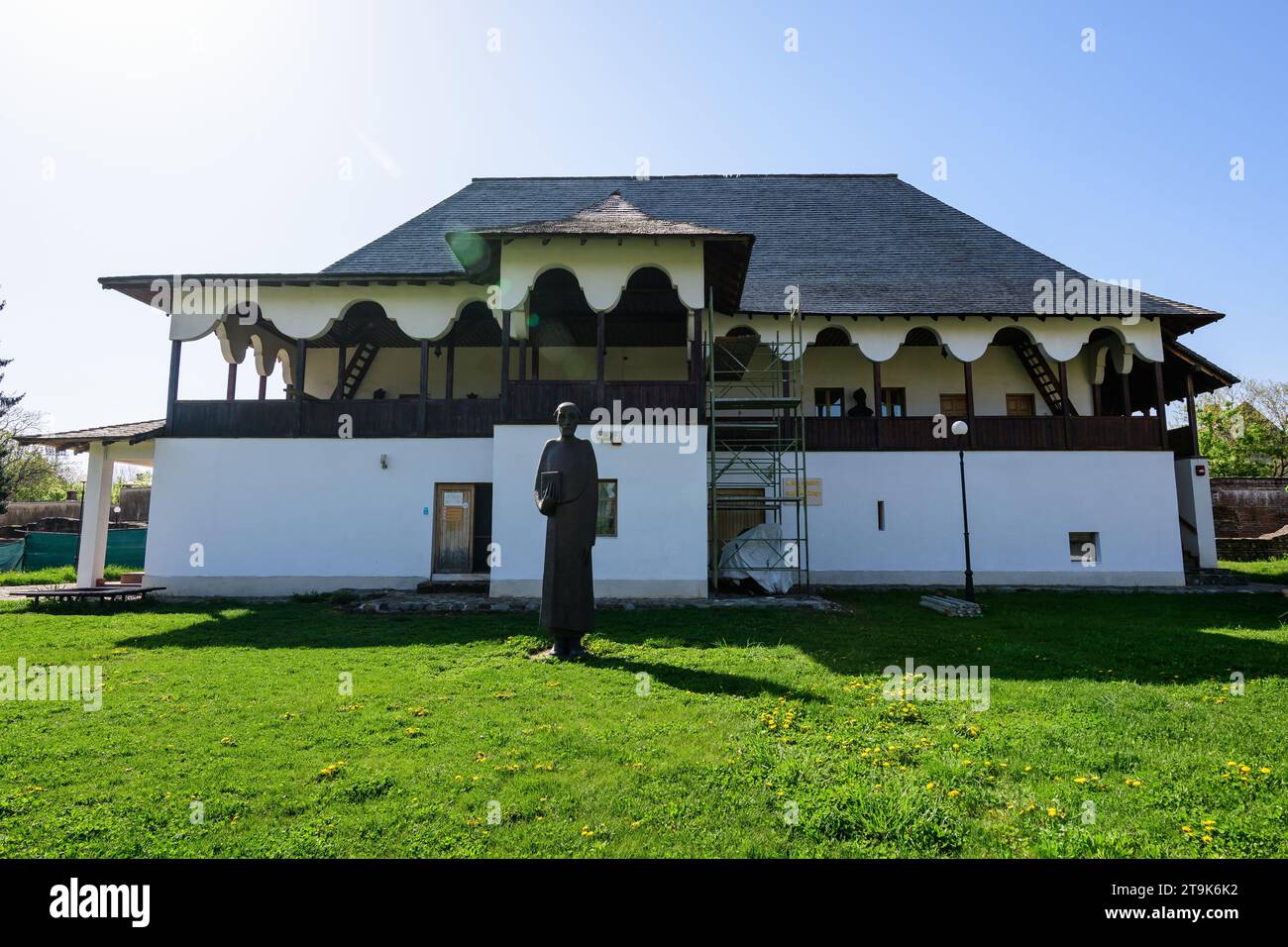 Targoviste, Romania, 1 maggio 2022: Museo della Stampa e del Vecchio Libro Rumeno (Muzeul Tiparului si al Cartii Vechi Romanesti) nei pressi della Corte reale (Curtea Foto Stock