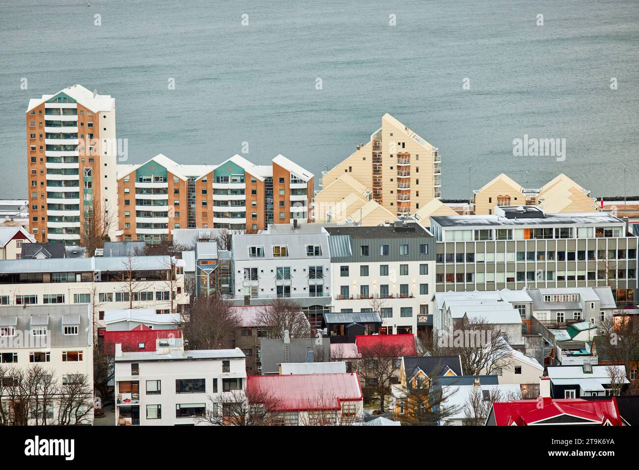 La capitale dell'Islanda, Reykjavík, appartamenti lungo la costa Foto Stock