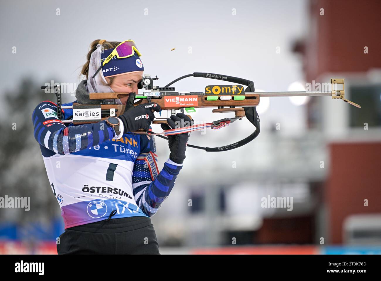 Justine Braisaz-Bouchet di Francia in azione durante il riscaldamento prima della 15km individuale femminile del Biathlon IBU World Cup a Ostersund, Svezia, il 26 novembre 2023. Foto: Anders Wiklund / TT / code 10040 Foto Stock