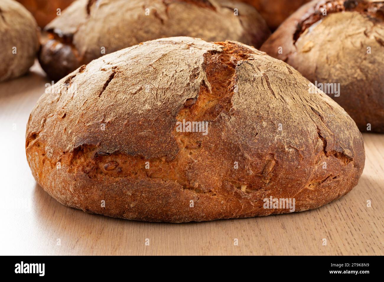 Pane tradizionale tedesco con pasta madre con crosta croccante nel forno Foto Stock