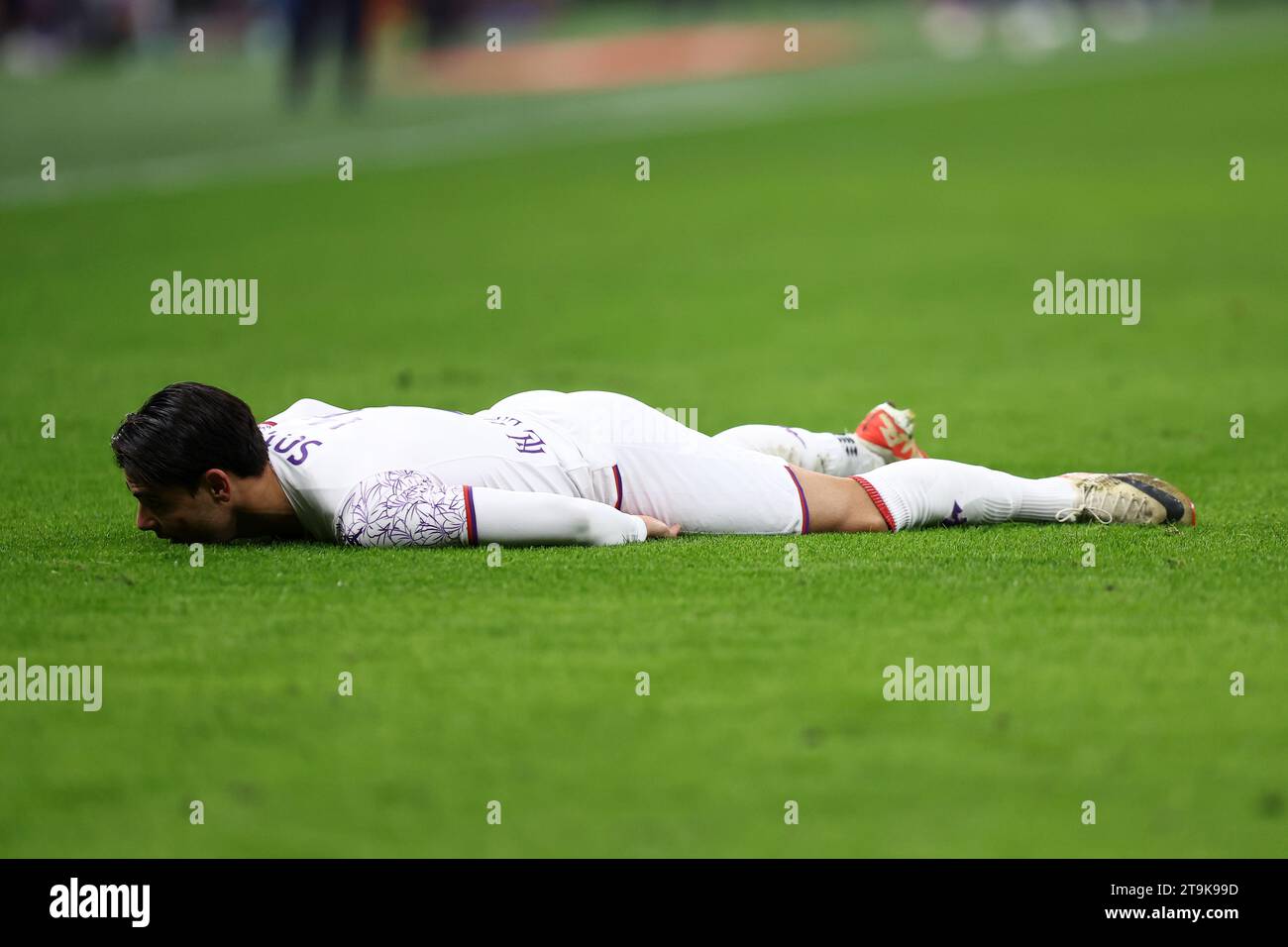 Milano, Italia. 25 novembre 2023. Riccardo Sottil dell'ACF Fiorentina si trova in groud durante la partita di serie A tra AC Milan e ACF Fiorentina allo Stadio Giuseppe Meazza il 25 novembre 2023 a Milano. Crediti: Marco Canoniero/Alamy Live News Foto Stock