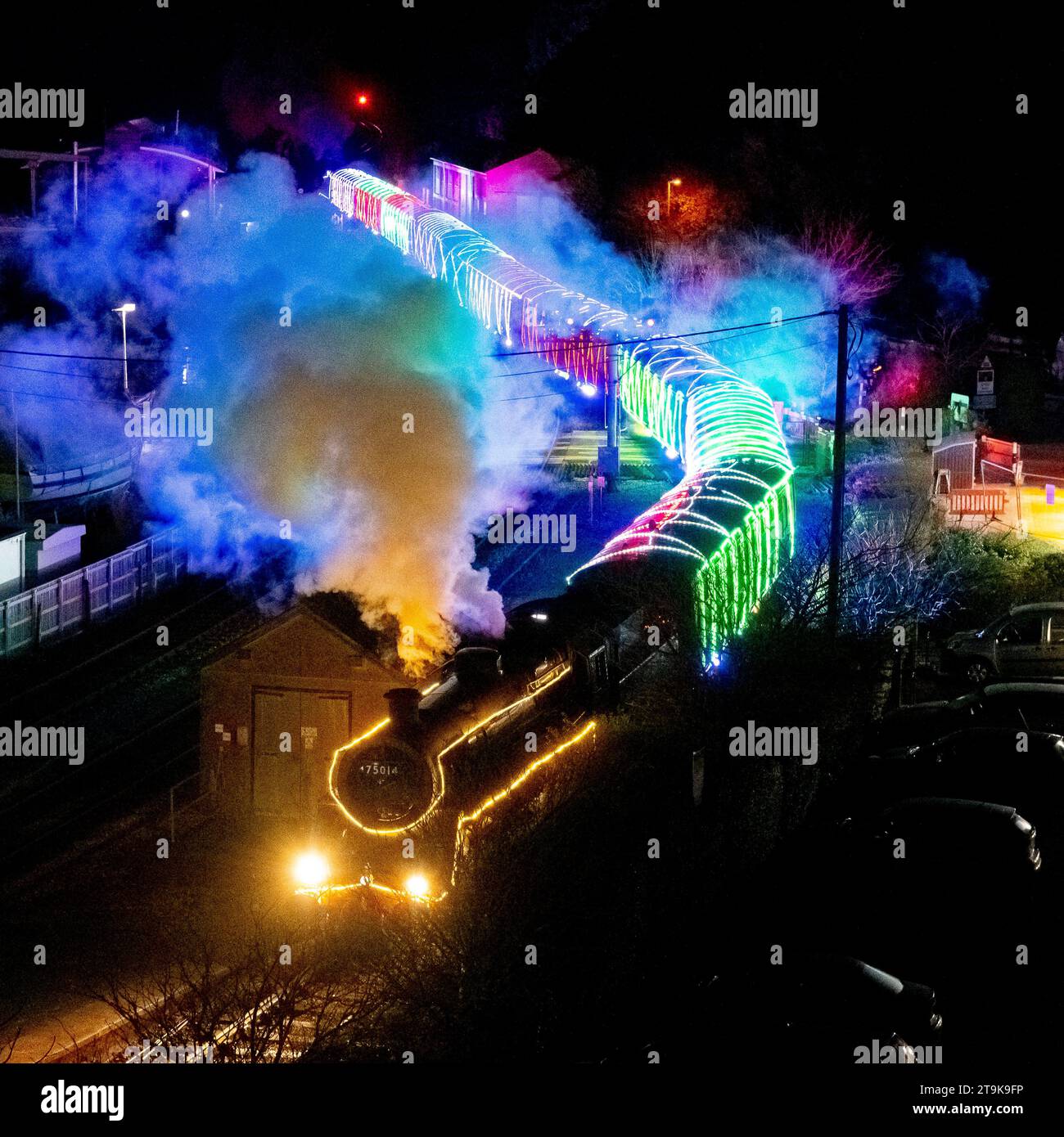 Kingswear, Devon, Regno Unito. 25 novembre 2023. Il Christmas Train of Lights sulla ferrovia a vapore Dartmouth nel Devon, che corre fino al 30 dicembre 2023, arriva alla stazione di Kingswear dopo il suo viaggio da Paignton. Le carrozze e le locomotive a vapore del servizio festivo sono illuminate all'interno e all'esterno con luci colorate. Foto: Graham Hunt/Alamy Live News Foto Stock