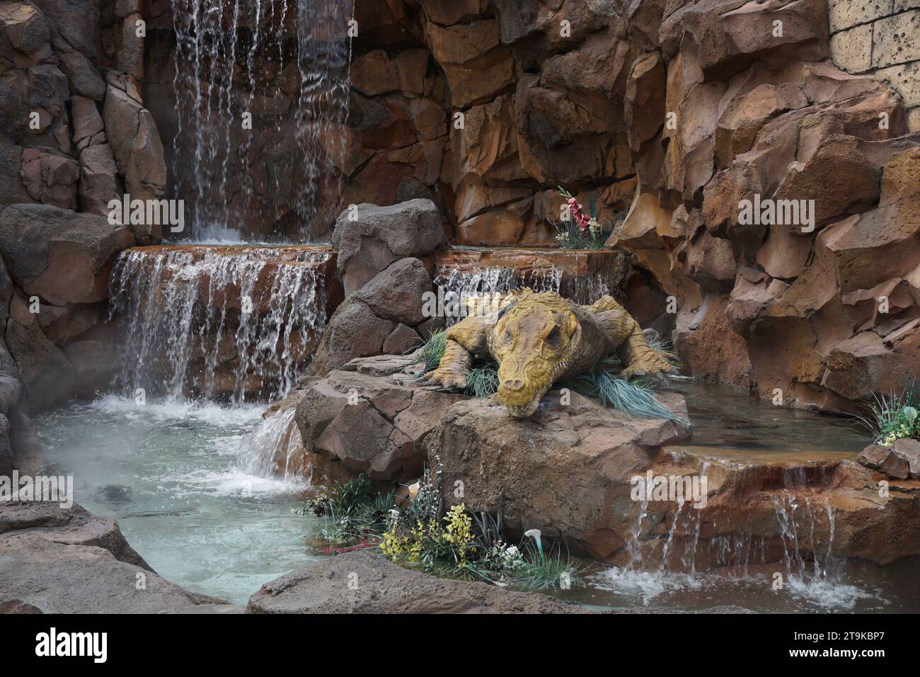Un alligatore meccanico all'ingresso del Disney's Rainforest Cafe Restaurant a Disney Spring, Downtown Disney Foto Stock